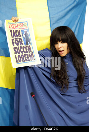 Loreen che rappresenta la Svezia mostra quotidiano svedese Expressen annunciando la sua vittoria durante la conferenza stampa dopo la vittoria al Gran Finale del Concorso Eurovisione della canzone 2012 a Baku, in Azerbaijan, 27 maggio 2012. Cantante svedese Loreen ha portato a casa il trofeo in Concorso Eurovisione della canzone, rendendo il suo atto quinto dal paese a vincere la concorrenza. Foto: Joerg Carstensen Foto Stock