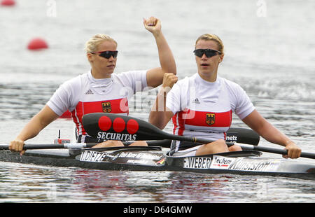 K2 Donne 500m Franziska Weber (R) e Tina Dietze dalla Germania di celebrare il primo posto durante la ICF Canoe sprint di Coppa del Mondo a Duisburg, Germania, 27 maggio 2012. Foto: Roland Weihrauch Foto Stock