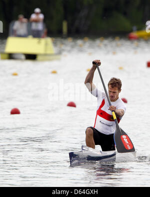 C1 Uomini 500m Roberet Verch dalla Germania paddels al secondo posto durante la ICF Canoe sprint di Coppa del Mondo a Duisburg, 27 maggio. 2012, mentre un anatra vola. Foto: Roland Weihrauch dpa/lnw Foto Stock