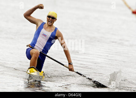 C1 Uomini 500m Viktor Melantyev dalla Russia celebra il primo posto durante la ICF Canoe sprint di Coppa del Mondo a Duisburg, 27 maggio. 2012, mentre un anatra vola. Foto: Roland Weihrauch dpa/lnw Foto Stock