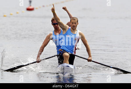 C2 Uomini 500m Jaroslav Radon e Filip Dvoarak dalla Repubblica ceca di celebrare il primo posto durante la ICF Canoe sprint di Coppa del Mondo a Duisburg, 27 maggio. 2012. Foto: Roland Weihrauch dpa/lnw Foto Stock