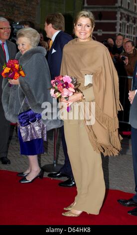 Utrecht, Paesi Bassi. 11 aprile 2013. La regina Beatrice Principessa Maxima partecipare alla celebrazione dei 300 anni di pace (Vrede) di Utrecht a San Martin's Cathedral di Utrecht. Foto: RPE-Albert Nieboer /dpa/Alamy Live News Foto Stock