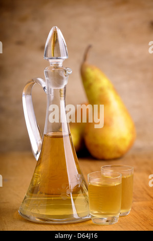 Acquavite di frutta con pere su uno sfondo di legno Foto Stock