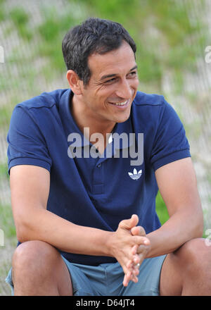 Rachid Azzouzi, direttore sportivo della Bundesliga club di calcio FC St Pauli, è raffigurato durante una sessione di allenamento della nazionale tedesca di calcio in Tourrettes, Francia, 29 maggio 2012. Foto: Andreas Gebert Foto Stock