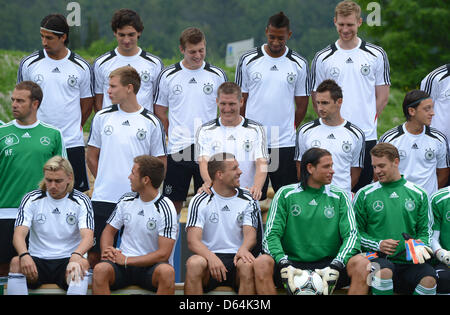 Il tedesco della nazionale di calcio, (DIETRO L-R) Sami Khedira, Mats Hummels, Toni Kroos, Jerome Boateng, Per Mertesacker, medio (L-R) assistant coach Hansi Flick, Holger Badstuber, Bastian SCHWEINSTEIGER, Miroslav KLOSE, Mesut Ozil, anteriore (L-R) Marcel Schmelzer, Mario Goetze, Lukas Podolski, portiere Tim Wiese e portiere Manuel Neuer sono illustrati prima di pratica su un passo in T Foto Stock