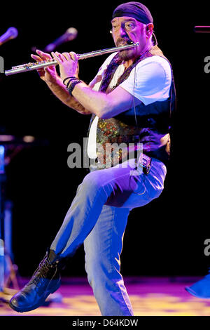 Cantante britannico, compositore, texter, flautista e chitarrista Ian Anderson WIT esegue la sua band Jethro Tull in Kulturpalast di Dresda, in Germania, il 29 maggio 2012. Foto: Andreas Weihs Foto Stock