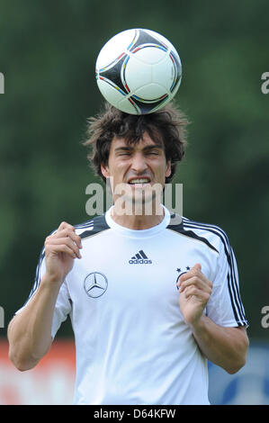 Nazionale tedesco di giocatore di calcio Mats Hummels capi la palla durante una sessione di allenamento della nazionale tedesca di calcio in Tourrettes, Francia, 30 maggio 2012. Il tedesco della nazionale di calcio si prepara per il Campionato Europeo di Calcio 2012 in un campo di addestramento nel sud della Francia. Foto: ANDREAS GEBERT Foto Stock