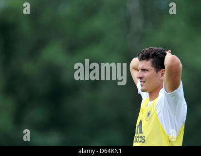 Nazionale tedesco di giocatore di calcio Mario Gomez si allunga durante una sessione di allenamento della nazionale tedesca di calcio in Tourrettes, Francia, 30 maggio 2012. Il tedesco della nazionale di calcio si prepara per il Campionato Europeo di Calcio 2012 in un campo di addestramento nel sud della Francia. Foto: ANDREAS GEBERT Foto Stock