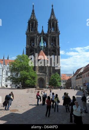 Le torri della cattedrale, terminata nel 1908, insieme con il Albrechtsburg, fondata nel 929, creare la silhouette di Meissen, Germania, 08 maggio 2012. La vinificazione e l'invenzione del porcellain europea nel 1710 hanno reso Meissen famosa in tutto il mondo. Foto: MATTHIAS HIEKEL Foto Stock