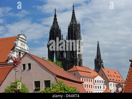 Le torri della cattedrale, terminata nel 1908, insieme con il Albrechtsburg, fondata nel 929, creare la silhouette di Meissen, Germania, 08 maggio 2012. La vinificazione e l'invenzione del porcellain europea nel 1710 hanno reso Meissen famosa in tutto il mondo. Foto: MATTHIAS HIEKEL Foto Stock