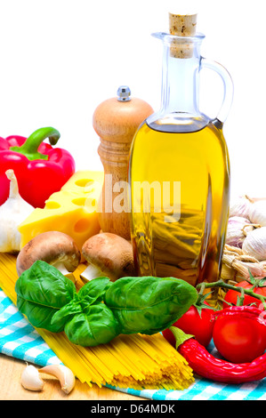 Ancora vita con i tradizionali piatti di pasta italiana ingredienti Foto Stock