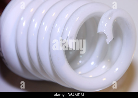 Questa immagine mostra una lampada fluorescente compatta (CFL) rotta, che illustra il danno alla lampadina. Disponibile per l'uso gratuito in pubblico dominio. Foto Stock