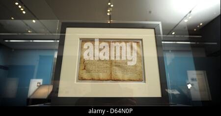 Una pagina originale della cosiddetta "Archimede palinsesto' è sul display durante un tour di stampa della mostra "Il codice di Archimede - Sulle orme di un Genius' del Roemer e Pelizaeus Museum di Heidelberg, Germania, 31 maggio 2012. Il museo è unico in Europa per essere in grado di presentare tre di tali pagine originali da 04 Junes fino al 09 settembre 2012. Foto: HOLGER HOLLEMANN Foto Stock