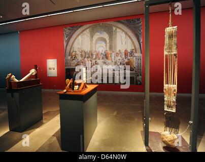 Una vite di Archimede (L-R), una catapulta e una puleggia sono in mostra presso la mostra 'Il codice di Archimede - Sulle orme di un Genius' del Roemer e Pelizaeus Museum di Heidelberg, Germania, 31 maggio 2012. Il museo è unico in Europa per essere in grado di presentare tre pagine originali della cosiddetta "Archimede palinsesto' dal 04 Junes fino al 09 settembre 2012. Foto: HOLGER H Foto Stock