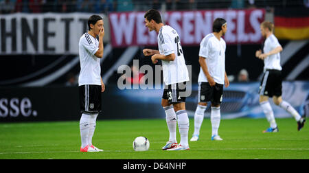 La Germania Mesut Oezil (l) colloqui con Mario Gomez durante l'amichevole internazionale partita di calcio Germania vs Israele alla Red Bull Arena di Lipsia, in Germania, il 31 maggio 2012. Foto: Thomas Eisenhuth Foto Stock