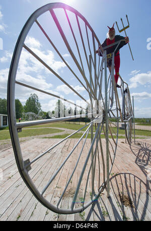 Noleggio designer Dieter (Didi) Senft si siede sul secondo rapporti tramite il suo costruttore, 'più grande bicicletta funzionale del mondo' nella Pudagla, Germania, 01 giugno 2012. Didi la bicicletta è di 7.80 metri di lunghezza, 3,70 metri di altezza, con un raggio di ruota di 3,32 metri e pesa 150 kg. Fino ad ora ha avuto 17 Guinness dei record. La moto è parte di una speciale mostra nel museo "Wo Foto Stock