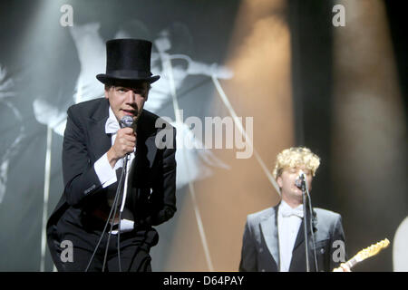 Cantante svedese 'Howlin' Pelle Almqvist (l) e il chitarrista Niklas Almqvist aka Nicholaus Arson di banda "l'Orticaria' eseguire la prima sera di tre giorni di festival Rock im Park a Zeppelinfeld in Nuremberg, Germania, il 01 giugno 2012. Foto: Hubert Boesl Foto Stock