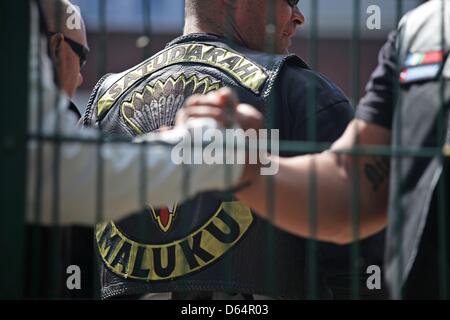 Membri del bilanciere olandese club Satudarah sostare di fronte alla clubhouse Clown-Town a Duisburg in Germania, 02 giugno 2012. Circa 300 rockers provenienti da diversi club si sono incontrati per fondare un capitolo della olandese Satudarah. Foto: DANIEL NAUPOLD Foto Stock