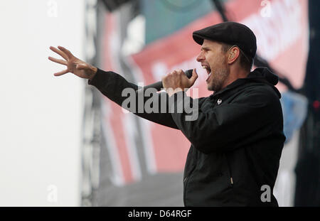 Al Barr, frontman della Irish-American folk band punk 'Dropkick Murphys', esegue sul palco del festival musicale 'Rock Am Ring' vicino Nuerburg, Germania, 03 giugno 2012. Circa 85.000 persone sono attese a frequentare i tre giorni del festival con 85 Esecuzione di bande. Foto: THOMAS FREY Foto Stock