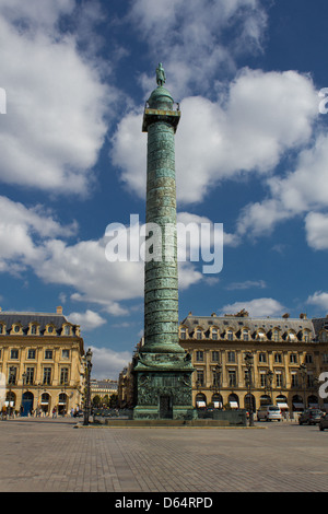 Vendome colonna con la statua di Napoleone a Parigi Foto Stock