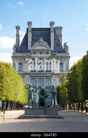 Statua nel giardino delle Tuileries vicino al museo del Louvre a Parigi Foto Stock