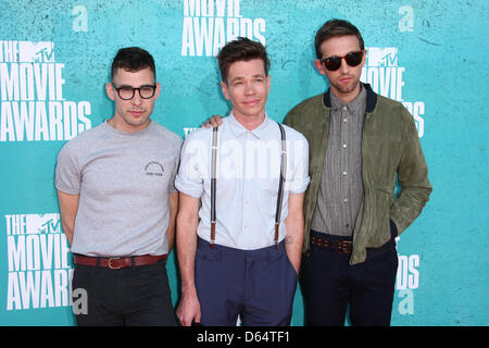 Musicisti Jack Antonoff (l-r), Nate Ruess, Andrew possiedi di 'Fun.' arrivano sul tappeto rosso del 2012 MTV Movie Awards a Anfiteatro di Gibson in città universale, USA, il 03 giugno 2012. Foto: Hubert Boesl Foto Stock