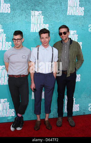 Musicisti Jack Antonoff (l-r), Nate Ruess, Andrew possiedi di 'Fun.' arrivano sul tappeto rosso del 2012 MTV Movie Awards a Anfiteatro di Gibson in città universale, USA, il 03 giugno 2012. Foto: Hubert Boesl Foto Stock