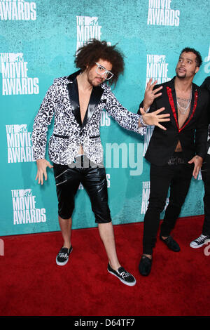 Musicisti Anders Holm (l) e Adam DeVine di 'LMFAO' arrivano sul tappeto rosso del 2012 MTV Movie Awards a Anfiteatro di Gibson in città universale, USA, il 03 giugno 2012. Foto: Hubert Boesl Foto Stock