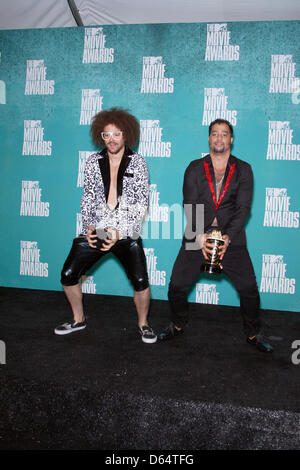 Musicisti Red Foo (l) e il cielo blu di 'LMFAO' pongono nella sala stampa del 2012 MTV Movie Awards a Anfiteatro di Gibson in città universale, USA, il 03 giugno 2012. Foto: Hubert Boesl Foto Stock