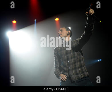 Il cantante della band statunitense Linkin Park, Chester Bennington esegue sul palco durante un concerto a Admiralspalast a Berlino, Germania, il 5 giugno 2012. Linkin Park hanno presentato il loro ultimo album "essere vivente", che è prevista per la versione il 22 giugno 2012. Foto: Britta Pedersen Foto Stock