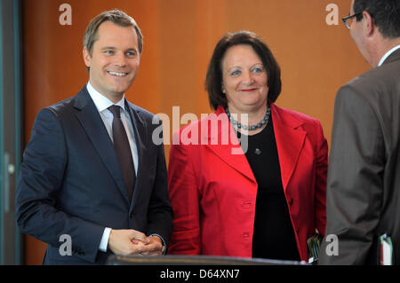 Il Ministro tedesco della Salute Daniel Bahr (FDP, L) e il ministro tedesco della giustizia Sabine Leutheusser-Schnarrenberger (FDP) partecipare alla riunione di gabinetto presso la Federal Chanceelery a Berlino, Germania, 06 giugno 2012. Il cabinet ha concordato sulla controversa Betreuungsgeld babysitting (denaro). I genitori che si prendono cura dei loro bambini piccoli stessi e non fanno uso di un asilo nido di stato o Foto Stock