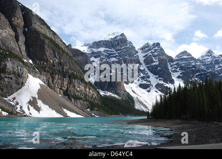 (FILE) un archivio foto datata luglio 2011 mostra il Lago Moraine nel Parco Nazionale di Banff vicino a Lake Louise a Banff, Alberta, Canada. La vista del lago e Canadia Montagne Rocciose era sul lato posteriore del 20 dollar nota in Canada per un lungo periodo di tempo. Floes di ghiaccio e neve sono qui presenti anche in estate. Il parco nazionale, il quale riceve circa quattro milioni di visitatori ogni anno, è uno o Foto Stock