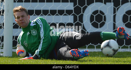 In Germania il portiere Manuel Neuer durante una sessione di allenamento della nazionale tedesca di calcio sul campo di allenamento accanto al hotel Dwor Oliwski in Gdansk, Polonia, 06 giugno 2012. La UEFA EURO 2012 avrà luogo dal 08 giugno al 01 luglio 2012 e co è ospitato da Polonia e Ucraina. Foto: Marcus Brandt dpa Foto Stock