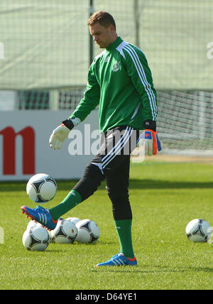 In Germania il portiere Manuel Neuer durante una sessione di allenamento della nazionale tedesca di calcio sul campo di allenamento accanto al hotel Dwor Oliwski in Gdansk, Polonia, 06 giugno 2012. La UEFA EURO 2012 avrà luogo dal 08 giugno al 01 luglio 2012 e co è ospitato da Polonia e Ucraina. Foto: Marcus Brandt dpa Foto Stock