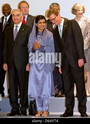 Il Ministro degli esteri tedesco Guido Westerwelle (R) colloqui con il Ministro degli Esteri del Pakistan Hina Rabbani Khar accanto al Ministro degli Esteri egiziano Mohammed Kamal Amr (L) durante la foto di famiglia della lotta contro il terrorismo globale Forum di Istanbul, Turchia, 07 giugno 2012. Westerwelle è su una cinque giorni di visita per il Medio Oriente e la Turchia. Foto: TIM BRAKEMEIER Foto Stock