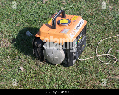 Questa immagine mostra un generatore di benzina brushless che funziona in ambienti esterni naturali. Disponibile per l'uso gratuito in pubblico dominio. Foto Stock