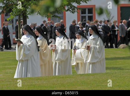 Le monache dei Cistercensi abbazia San Marienstern partecipare alla processione del Corpus Domini in Panschwitz-Kuckau, Germania, 07 giugno 2012. Il Corpus Domini o il corpo di Cristo è una prevalenza di tradizione cattolica che commemorano l'istituzione della santa Eucaristia, la santa comunione. Foto: MATTHIAS HIEKEL Foto Stock