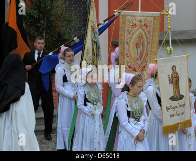 Le giovani ragazze in costume damigella partecipare alla processione del Corpus Domini della Cattolica assorbe in corte dei Cistercensi abbazia San Marienstern in Panschwitz-Kuckau, Germania, 07 giugno 2012. Il Corpus Domini o il corpo di Cristo è una prevalenza di tradizione cattolica che commemorano l'istituzione della santa Eucaristia, la santa comunione. Foto: MATTHIAS HIEKEL Foto Stock