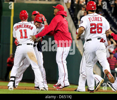 Washington cittadini centerfielder Bryce Harper (34) afferra il casco come egli è assaliti dai suoi compagni di squadra dopo aver colpito un unico a vincere il gioco nel dodicesimo inning contro i New York Mets a cittadini Parco di Washington D.C., USA, 05 giugno 2012. I cittadini hanno vinto in 12 inning 7 - 6. Foto: Ron Sachs / CNP.(restrizione: NO New York o New Jersey quotidiani o giornali all'interno di un 75 Foto Stock