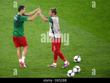 Il Portogallo Fabio Coentrao (R). e Cristiano Ronaldo warm up prima di UEFA EURO 2012 GRUPPO B partita di calcio vs Germania Portogallo a Arena Lviv di Lviv, Ucraina, 09 giugno 2012. Foto: Marcus Brandt dpa (si prega di fare riferimento ai capitoli 7 e 8 del http://dpaq.de/Ziovh per UEFA EURO 2012 Termini & Condizioni) +++(c) dpa - Bildfunk+++ Foto Stock