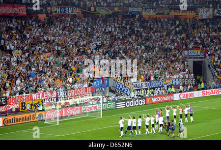 In Germania i giocatori festeggiare davanti a loro sostenitori dopo aver vinto con 1-0 UEFA EURO 2012 GRUPPO B partita di calcio vs Germania Portogallo a Arena Lviv di Lviv, Ucraina, 09 giugno 2012. Foto: Marcus Brandt dpa (si prega di fare riferimento ai capitoli 7 e 8 del http://dpaq.de/Ziovh per UEFA EURO 2012 Termini & Condizioni) +++(c) dpa - Bildfunk+++ Foto Stock