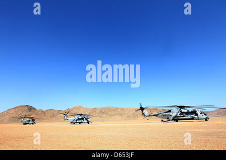 US Marine Corps CH-53E Super Stallion elicotteri con Marine elicottero pesante Squadron 461 a bordo di una operazione militare congiunta di noi Britannici e forze afghane, 11 aprile 2013 nella provincia di Helmand, Afghanistan. Foto Stock