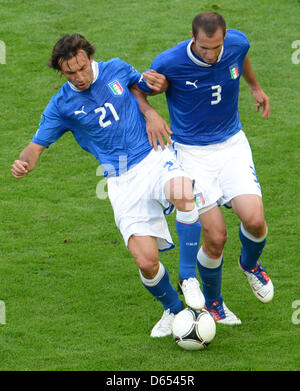 Italia Andrea Pirlo (L) e Giorgio Chiellini giocare la palla durante UEFA EURO 2012 gruppo C partita di calcio Spagna vs Italia a Arena Danzica Danzica, Polonia, 10 giugno 2012. Foto: Andreas Gebert dpa (si prega di fare riferimento ai capitoli 7 e 8 del http://dpaq.de/Ziovh per UEFA EURO 2012 Termini & Condizioni) +++(c) dpa - Bildfunk+++ Foto Stock