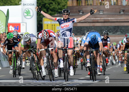 André Greipel del Team Lotto Belisol (C) cheers come egli vince l'Elite di Garmin ProRace del Velothon corsa di ciclismo il 17 di giugno Street (Strasse des 17. Juni) di Berlino, Germania, 10 giugno 2012. Il ciclismo professionale gara è parte del cosiddetto tutti gara. Foto: Matthias esitano di fronte Foto Stock