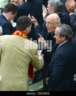 In Italia il Presidente Giorgio Napolitano (C), il presidente della UEFA Michel Platini (R) e della Spagna per il Principe ereditario Felipe (L) parlare prima di UEFA EURO 2012 gruppo C partita di calcio Spagna vs Italia a Arena Danzica Danzica, Polonia, 10 giugno 2012. Foto: Andreas Gebert dpa (si prega di fare riferimento ai capitoli 7 e 8 del http://dpaq.de/Ziovh per UEFA EURO 2012 Termini e Condizioni) Foto Stock