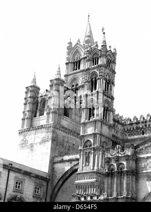 La Cattedrale di Palermo in Sicilia, Italia, è catturata in bianco e nero, mostrando la sua grandiosa architettura e il design storico. Questa immagine monocromatica mette in risalto gli intricati dettagli e la maestosa presenza della cattedrale. Foto Stock