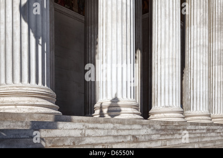 La fila di colonne classiche Foto Stock