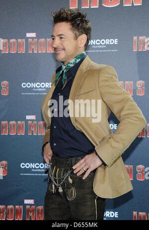 Noi l'attore Robert Downey Jr. pone per la telecamera in Hotel Bayerischer Hof a Monaco di Baviera, Germania, 12 aprile 2013. Gwyneth Paltrow e Robert Downey Jr. ha presentato il loro nuovo film "Iron Man 3', che è presentato in tedesco cinema il 01 maggio 2013. Foto: Ursula DUEREN Foto Stock