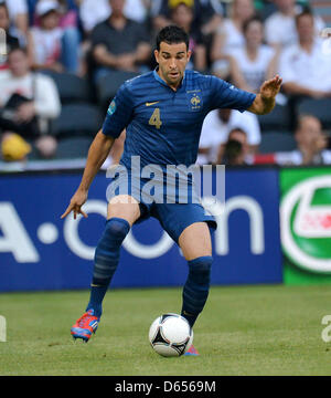 In Francia la Adil Rami durante UEFA EURO 2012 GRUPPO D partita di calcio Francia vs Inghilterra al Donbass Arena a Donetsk, Ucraina, 11 giugno 2012. Foto: Thomas Eisenhuth dpa (si prega di fare riferimento ai capitoli 7 e 8 del http://dpaq.de/Ziovh per UEFA EURO 2012 Termini e Condizioni) Foto Stock