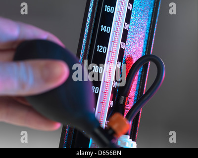 La misurazione della pressione sanguigna Foto Stock